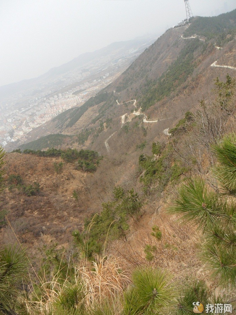 山与城的依偎